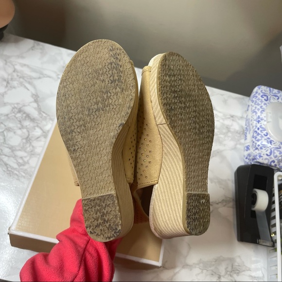 Michael Kors Cate Foe sand bootie/sandal with a wedge heel sz 2Y - Picture 2 of 11